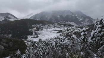 雪后深山里的小村庄