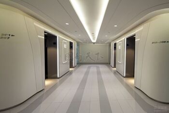 有设计感的电梯间  圆弧墙线性灯