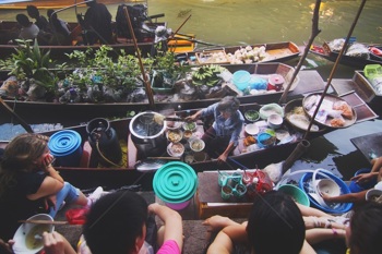 水上集市的热闹景象